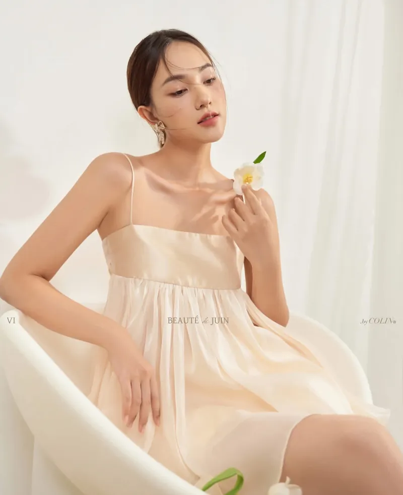 เดรสสีครีมทรงเกาะอกแต่งสายเส้นเล็ก กระโปรงพลิ้วหวานละมุน — สีครีม ไซส์ S
