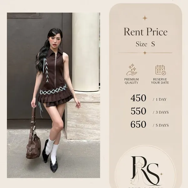 เดรสสีน้ำตาลสั้นแต่งปกคอและซิปด้านหน้า ประดับเชือกฟ้าลายซิกแซ็ก